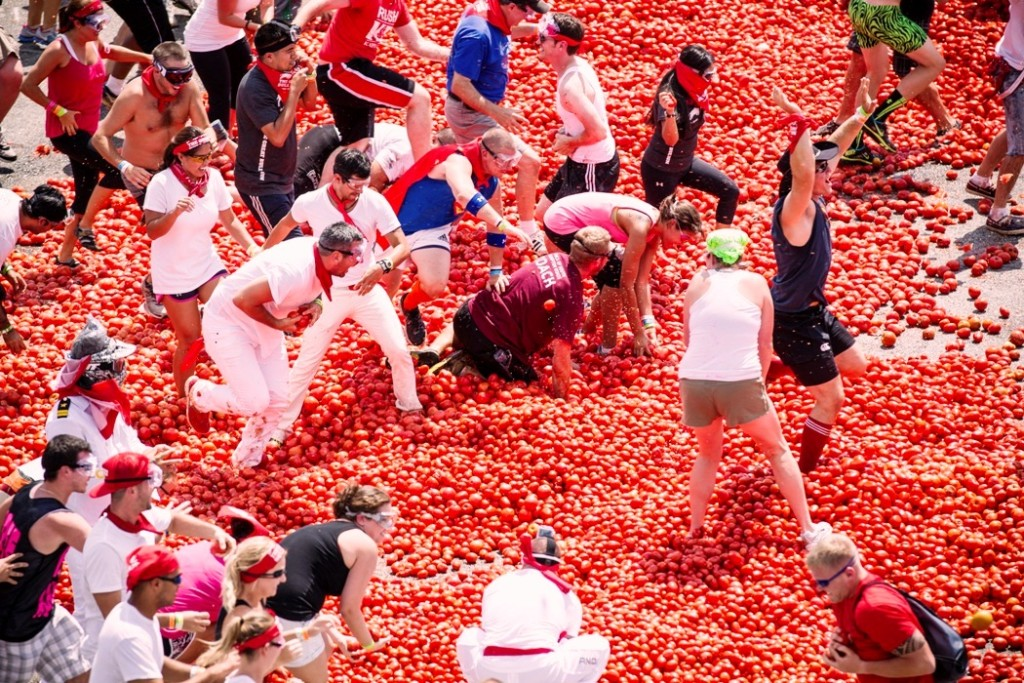 Ludzie rzucający się pomidorami
